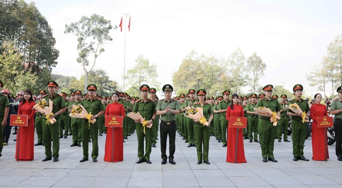 Trung tướng Mai Hoàng tặng hoa lực lượng. Ảnh: Công an TP HCM