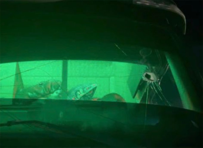 Xe tải bị thủng kính sau khi bị thiếu niên ném đá trúng. Ảnh: Công an cung cấp