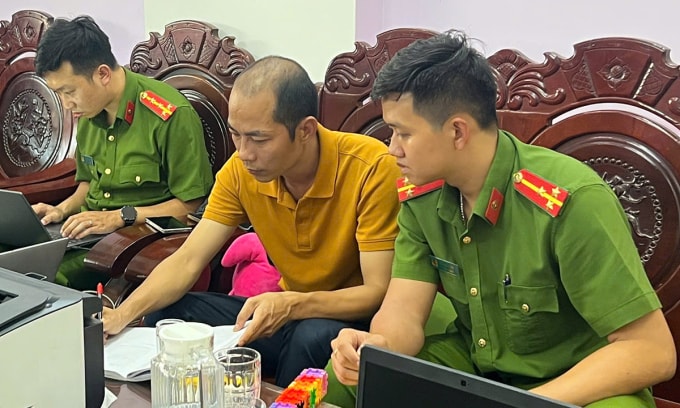 Nguyễn Văn Đồng (giữa) làm việc với cảnh sát. Ảnh: Hoài Thanh