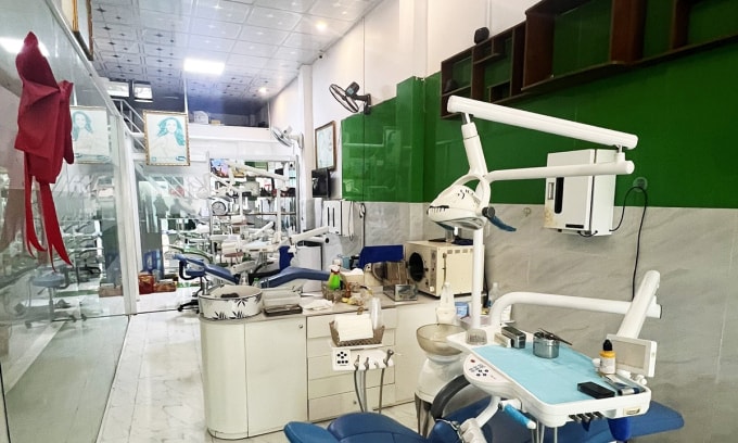 Trang thiết bị bên trong phòng khám chui do nhóm Đồng vận hành. Ảnh: Hoài Thanh