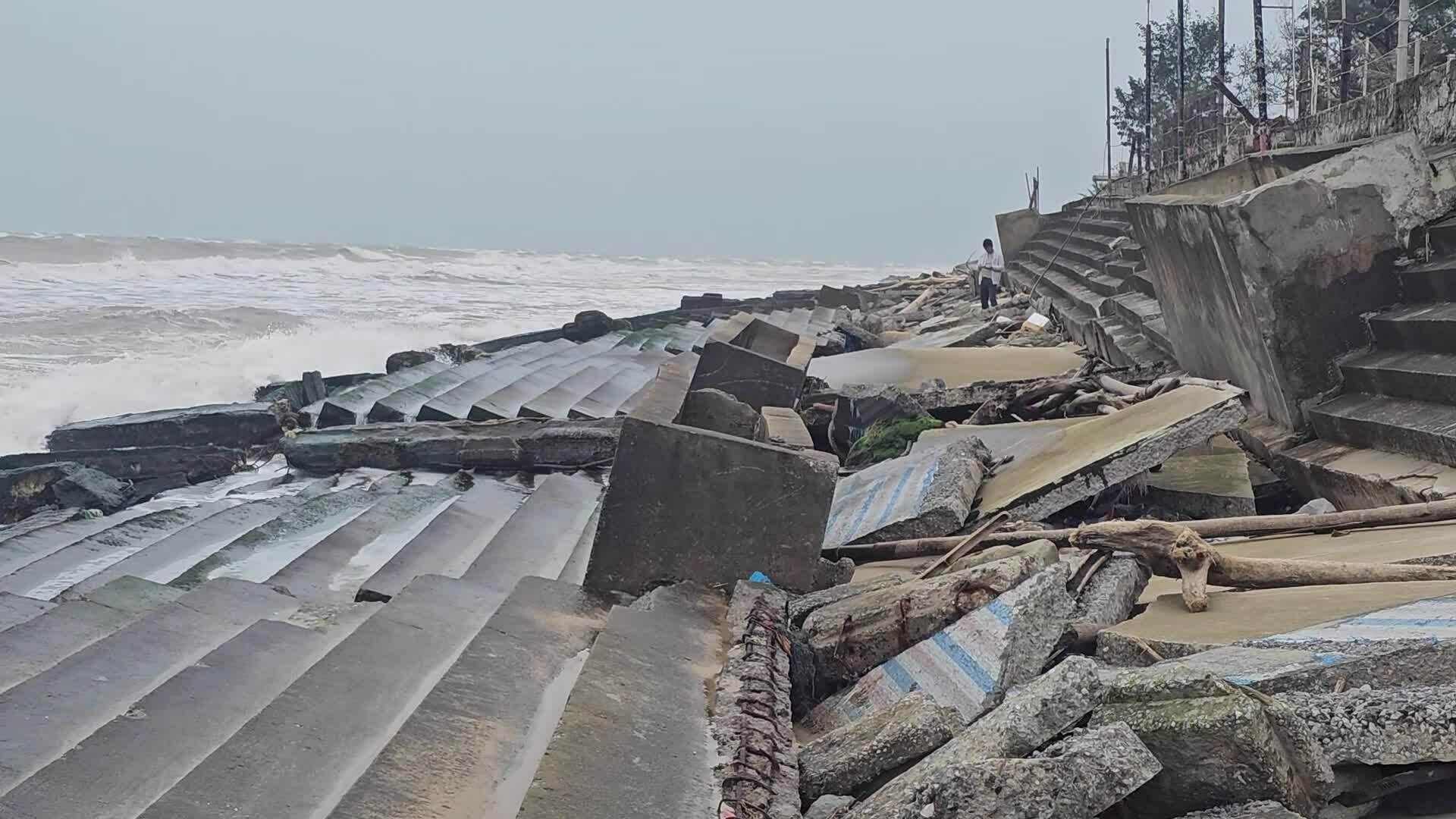 Kè 35 tỷ đồng chưa nghiệm thu bị đổ sập gần hết xuống biển