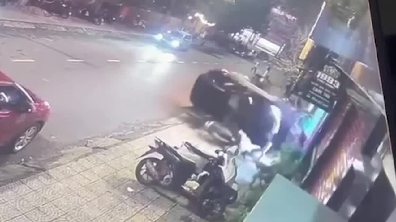 Người lái ôtô tông đối thủ trước quán nhậu bị bắt