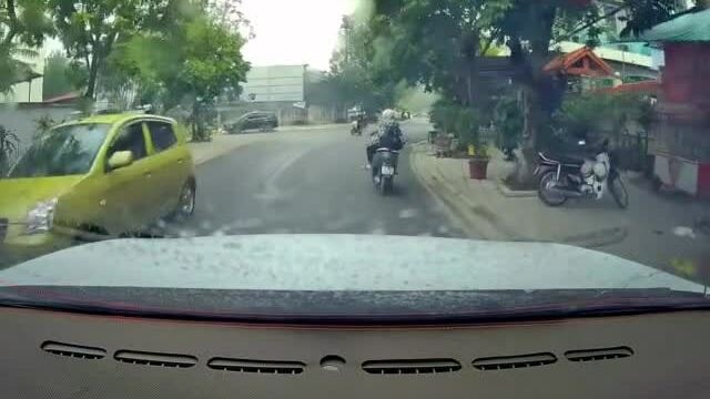 Học sinh đánh võng xe máy trước đầu ôtô rồi tự ngã lăn ra đường