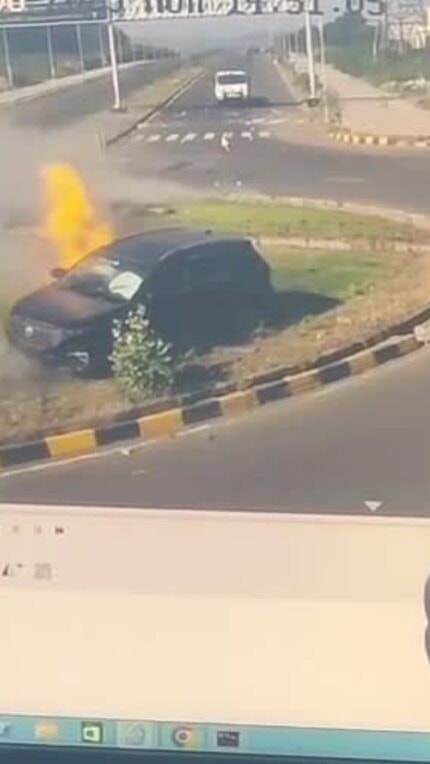 Ôtô bốc cháy sau pha cày nát vòng xuyến