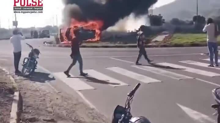 Ôtô bốc cháy sau pha cày nát vòng xuyến