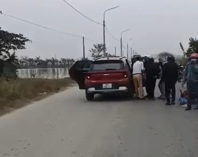 Đại úy CSGT nhận mưa lời khen vì dừng xe, cứu nữ công nhân hôn mê trên đường- Ảnh 1. Đại úy CSGT nhận mưa lời khen vì dừng xe, cứu nữ công nhân hôn mê trên đường- Ảnh 1.