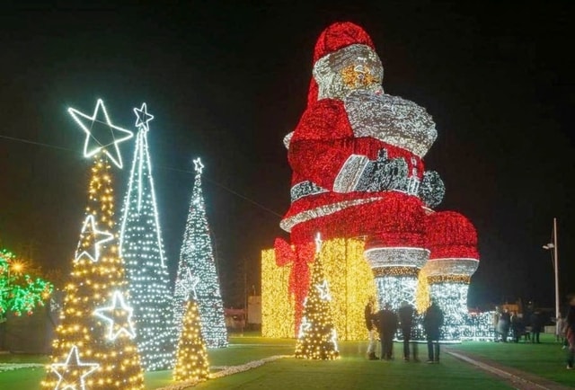 Bất ngờ với "Ông già Noel lớn nhất thế giới", cao 21m - Ảnh 1.