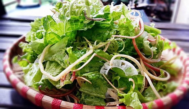 Người phụ nữ nhập viện gấp vì thói quen ăn rau sống, đồ tái - Ảnh 2.