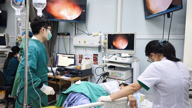 Người phụ nữ nhập viện gấp vì thói quen ăn rau sống, đồ tái - Ảnh 1.