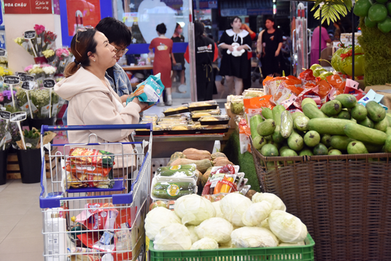 Gồng sức kìm giữ giá cả hàng hóa - Ảnh 1.