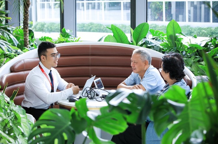 Khách hàng hưởng lợi gì từ cuộc đua hệ sinh thái ngân hàng - bảo hiểm? - Ảnh 2.