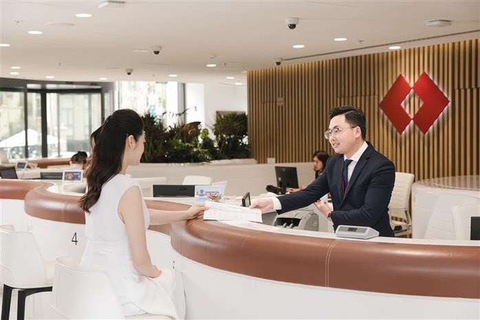 Khách hàng hưởng lợi gì từ cuộc đua hệ sinh thái ngân hàng - bảo hiểm? - Ảnh 1.