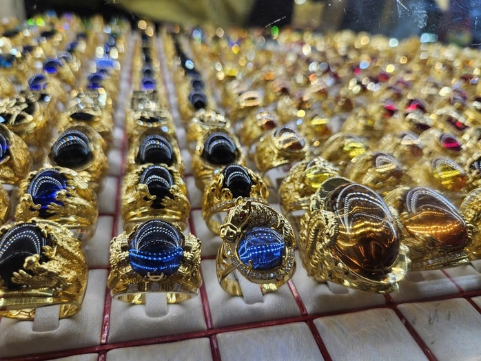 Giá vàng miếng SJC tăng vọt trở lại vùng đỉnh lịch sử ngày 12 - 12 - Ảnh 2. Giá vàng miếng SJC tăng vọt trở lại vùng đỉnh lịch sử ngày 12 - 12 - Ảnh 2.