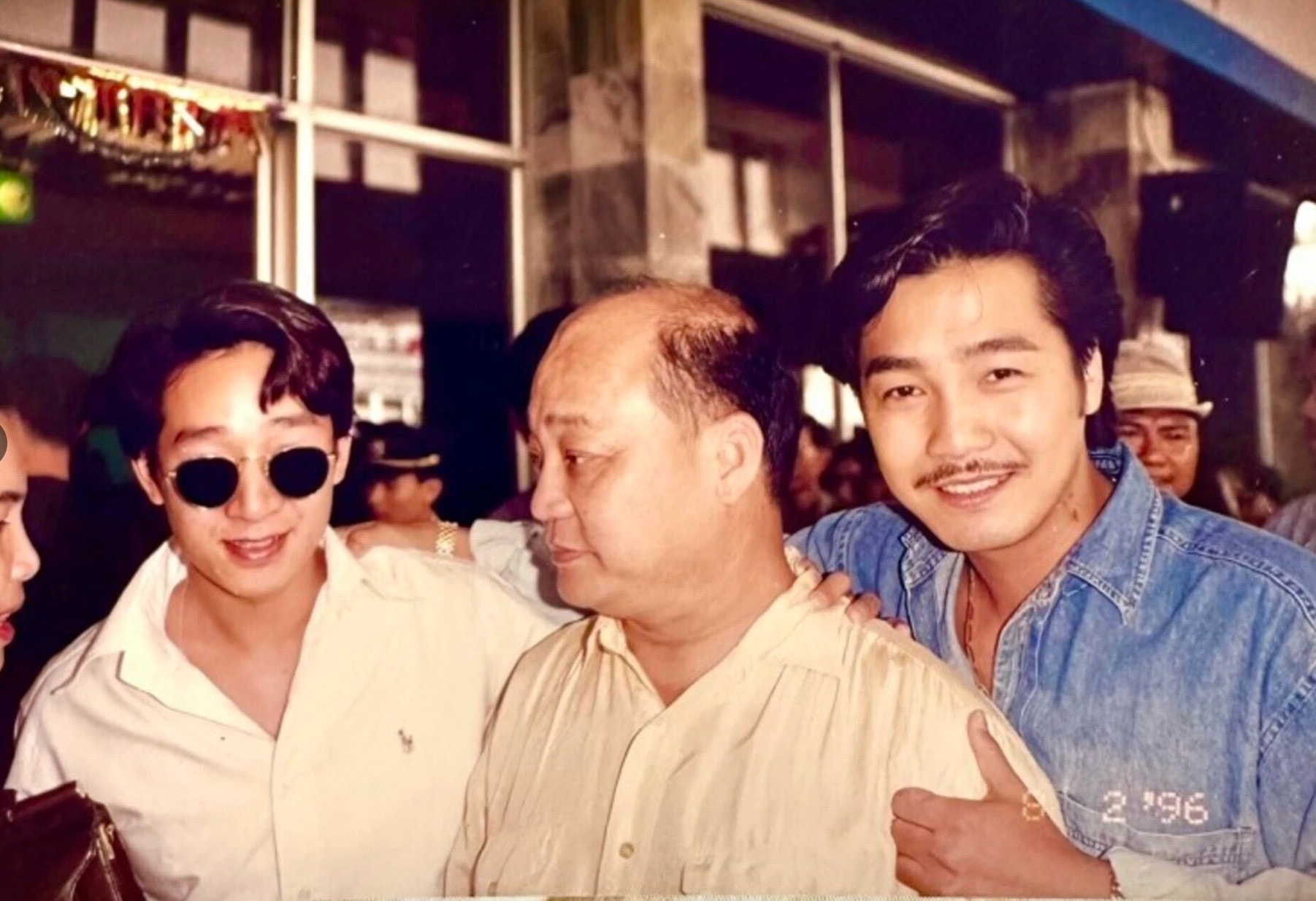 Quan Kế Huy (áo trắng, đeo kính) và Lý Hùng (áo xanh) thời làm phim 