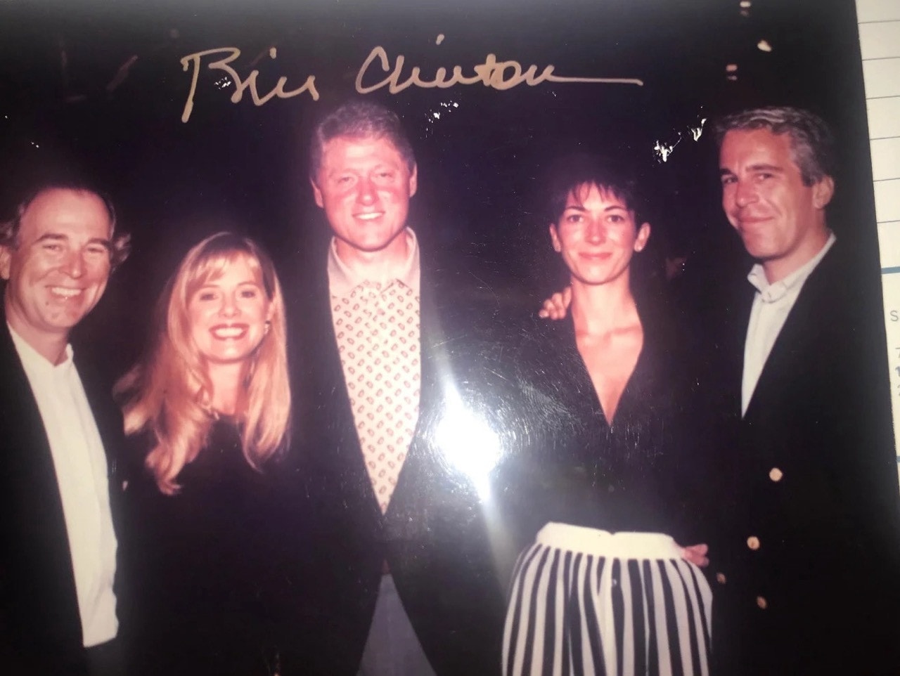 Epstein cùng bạn gái Ghislaine Maxwell, cựu Tổng thống Bill Clinton và hai người chưa xác định danh tính. (Ảnh: Đảng Dân chủ trong Ủy ban Giám sát Hạ viện Mỹ)