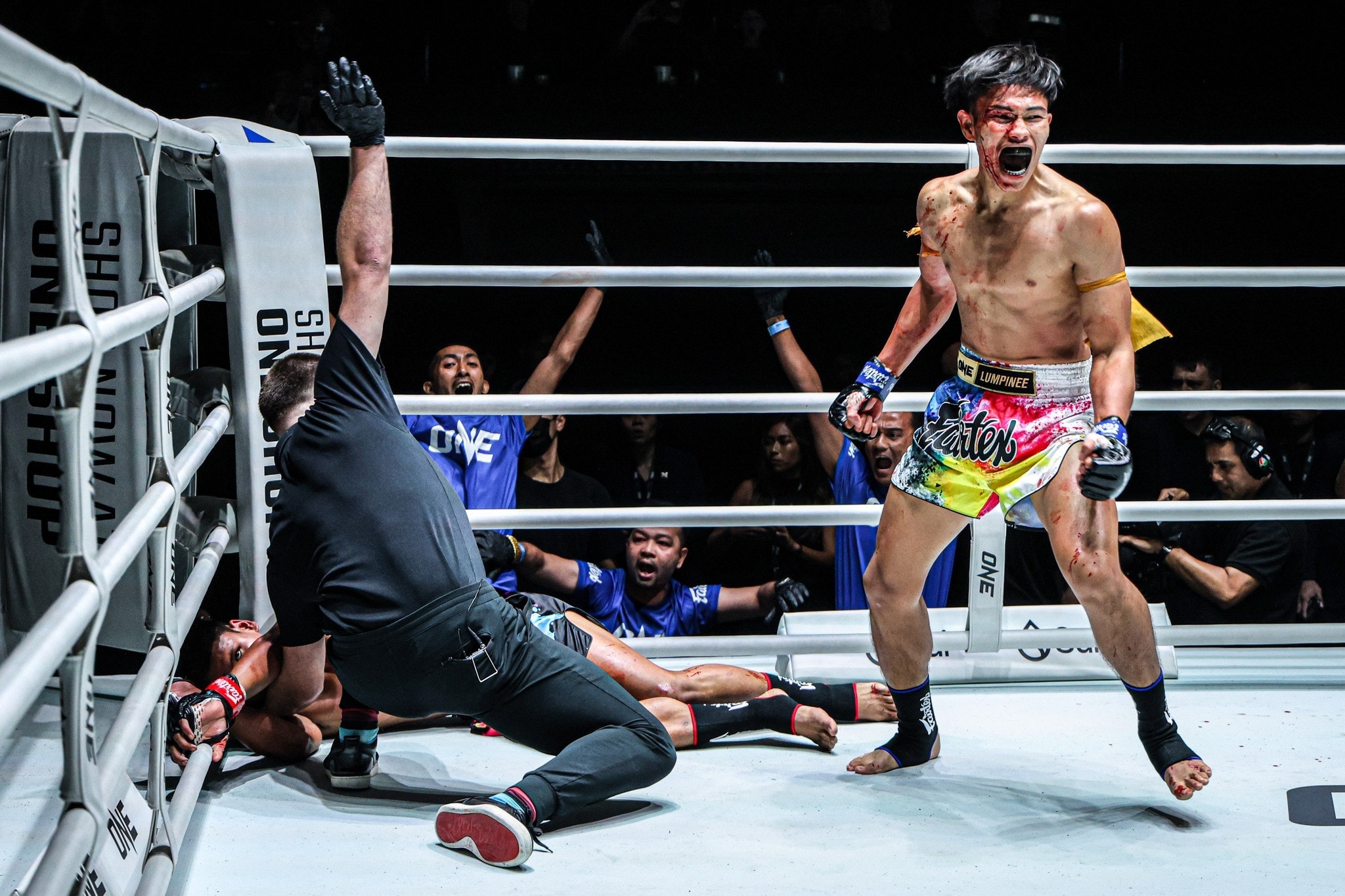 Võ sĩ Kraithong (bên phải)