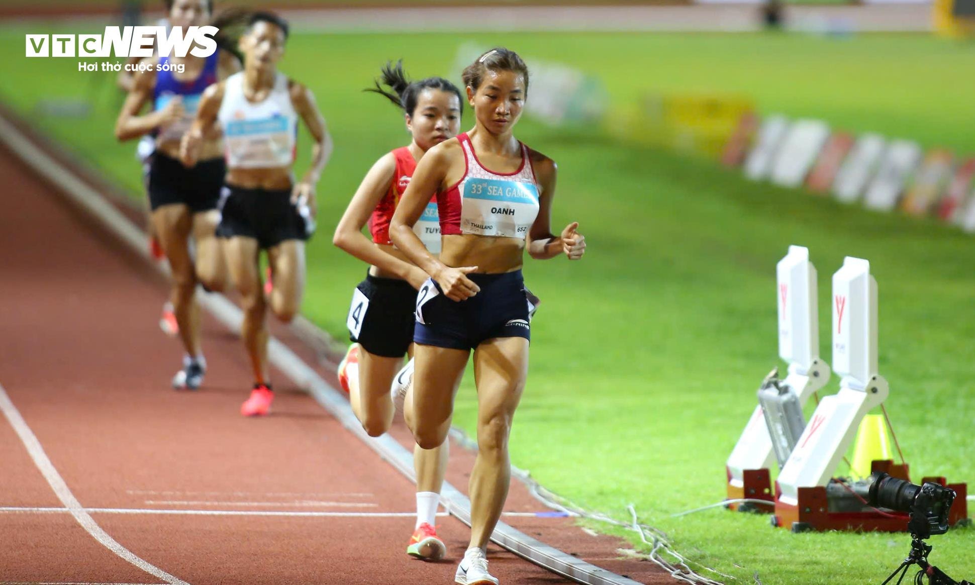Nguyễn Thị Oanh, Lê Thị Tuyết nhanh chóng bứt lên trước các đối thủ. (Ảnh: Thế Sơn)