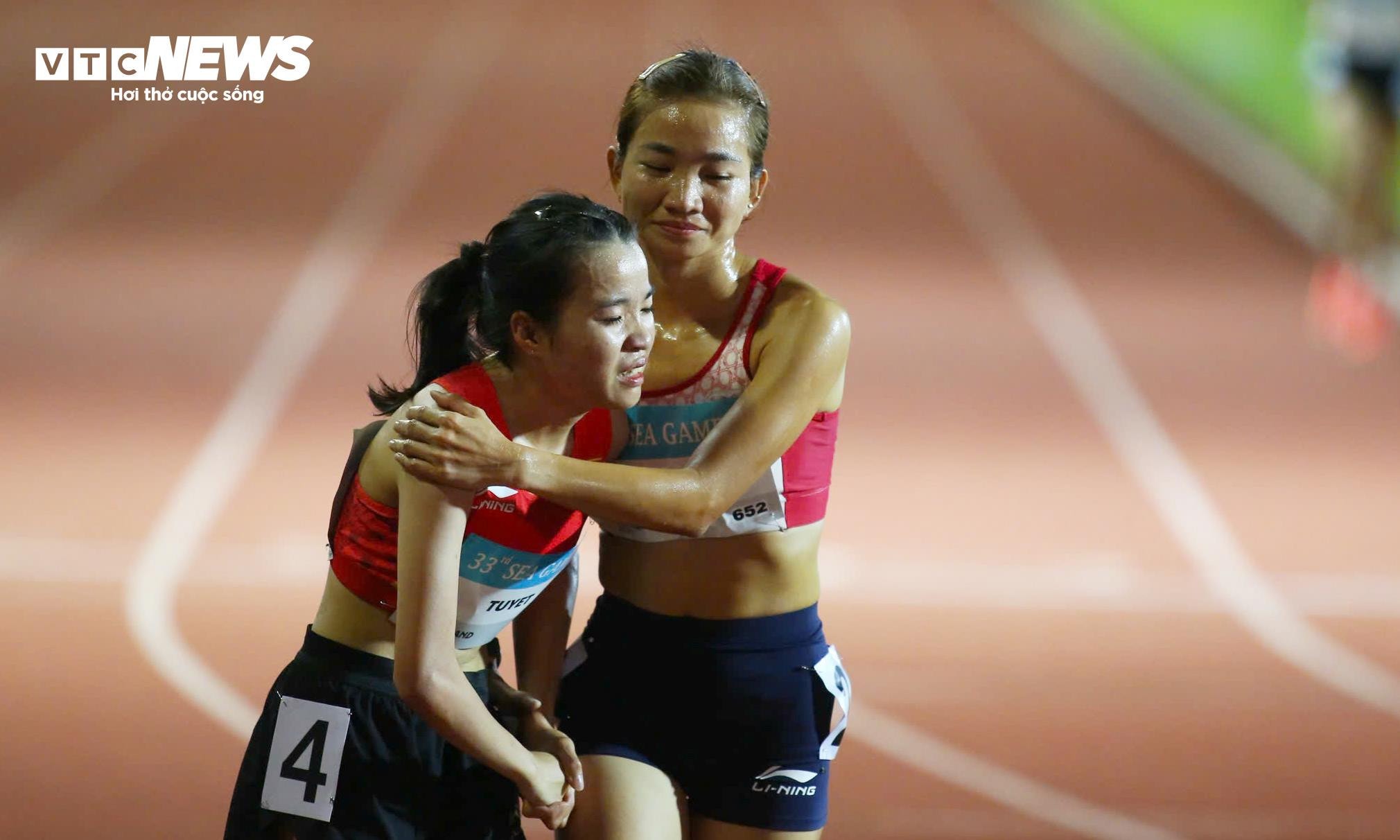 Nguyễn Thị Oanh và Lê Thị Tuyết khẳng định sự thống trị của điền kinh Việt Nam ở cự ly 5.000m.
