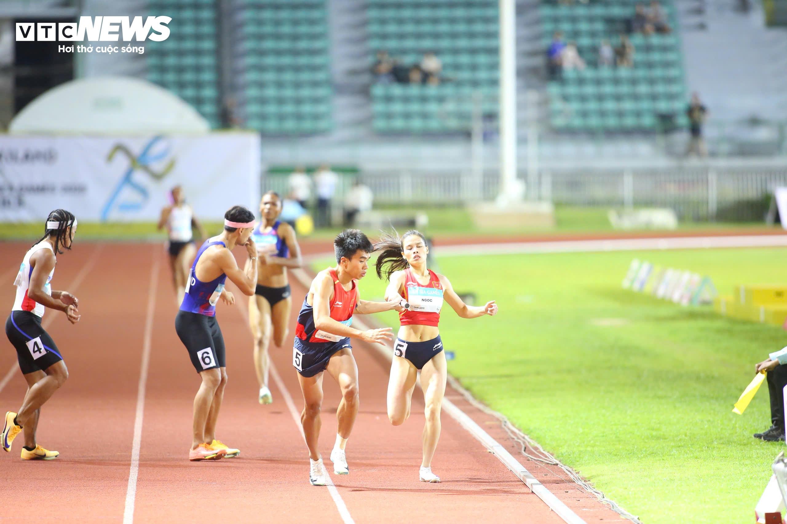 Sau bước chạy của Ngọc Tường, Nguyễn Thị Ngọc vẫn giữ vững nhịp chạy chắc chắn và ổn định trước các đối thủ có sải chân vượt trội. Lê Ngọc Phúc thi đấu đầy nỗ lực với sự cổ vũ của Nguyễn Thị Hằng - người nhận nhiệm vụ chạy cuối cùng. Nguyễn Thị Hằng rất tập trung trước khi nhận gậy tiếp sức từ Ngọc Phúc. Cô lập tức chuyển trạng thái nước rút ngay từ những mét đầu tiên để duy trì khoảng cách an toàn trước các vận động viên Philippines. Dù thua thiệt đối thủ về sải chân nhưng Nguyễn Thị Hằng lại có sự quyết tâm và bước chạy ở tốc độ rất cao. Ở những mét cuối cùng, đồng đội đã đứng sẵn để ăn mừng cùng Nguyễn Thị Hằng bởi khoảng cách với đối thủ đã quá an toàn. Nguyễn Thị Hằng vẫn luôn cho thấy phong độ đầy thuyết phục của mình. Trên khán đài, số lượng cổ động viên Việt Nam không nhiều nhưng vẫn đủ mang đến không khí náo nhiệt cho sân Supachalasai sau tấm huy chương vàng của điền kinh Việt Nam. Ánh mắt đầy tự hào của Lê Ngọc Tường khi anh tạo ra tiền đề quan trọng cho tấm huy chương vàng đồng đội. Điền kinh Việt Nam đánh dấu ngày thi đấu thành công khi có 2 tấm huy chương vàng. Thậm chí, thành tích 3 phút 15 giây 07 giúp điền kinh Việt Nam phá kỉ lục SEA Games ở nội dung 4x400m tiếp sức hỗn hợp. Kỉ lục cũ thuộc về đội Thái Lan với thành tích 3 phút 19 giây 29.