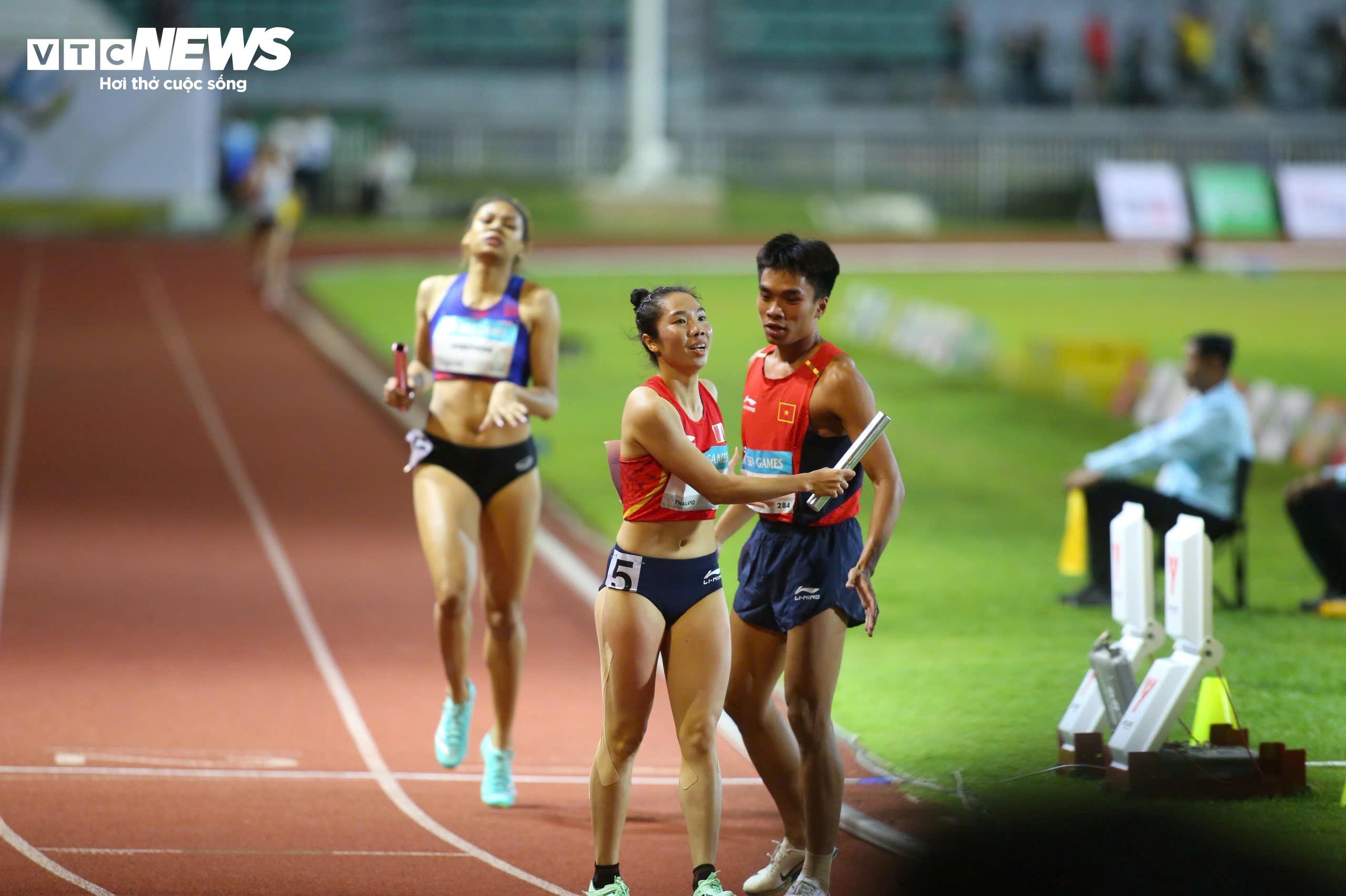 Nguyễn Thị Hằng vẫn luôn cho thấy phong độ đầy thuyết phục của mình. Trên khán đài, số lượng cổ động viên Việt Nam không nhiều nhưng vẫn đủ mang đến không khí náo nhiệt cho sân Supachalasai sau tấm huy chương vàng của điền kinh Việt Nam. Ánh mắt đầy tự hào của Lê Ngọc Tường khi anh tạo ra tiền đề quan trọng cho tấm huy chương vàng đồng đội. Điền kinh Việt Nam đánh dấu ngày thi đấu thành công khi có 2 tấm huy chương vàng. Thậm chí, thành tích 3 phút 15 giây 07 giúp điền kinh Việt Nam phá kỉ lục SEA Games ở nội dung 4x400m tiếp sức hỗn hợp. Kỉ lục cũ thuộc về đội Thái Lan với thành tích 3 phút 19 giây 29.