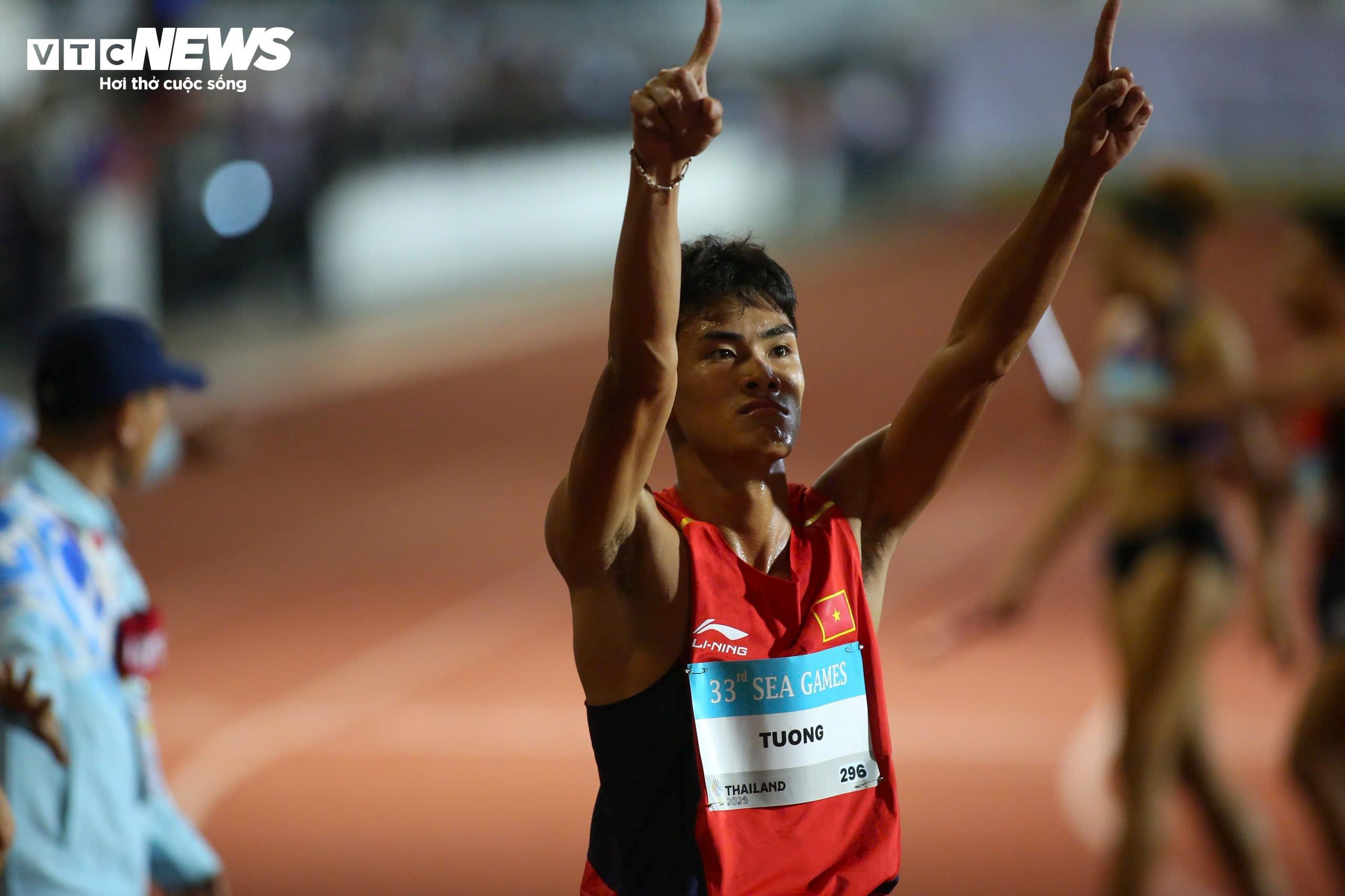 Ánh mắt đầy tự hào của Lê Ngọc Tường khi anh tạo ra tiền đề quan trọng cho tấm huy chương vàng đồng đội. Điền kinh Việt Nam đánh dấu ngày thi đấu thành công khi có 2 tấm huy chương vàng. Thậm chí, thành tích 3 phút 15 giây 07 giúp điền kinh Việt Nam phá kỉ lục SEA Games ở nội dung 4x400m tiếp sức hỗn hợp. Kỉ lục cũ thuộc về đội Thái Lan với thành tích 3 phút 19 giây 29.
