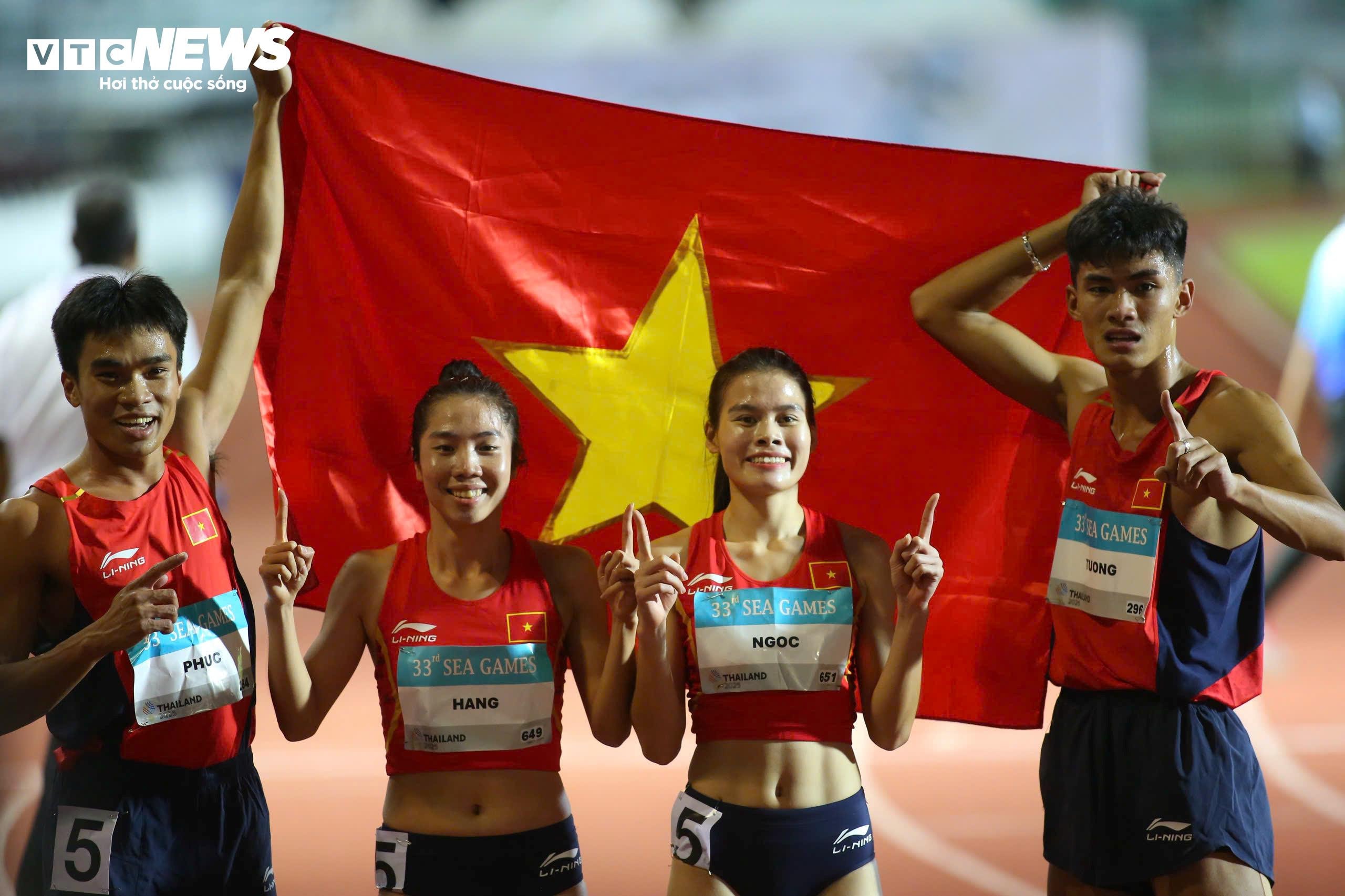 Điền kinh Việt Nam đánh dấu ngày thi đấu thành công khi có 2 tấm huy chương vàng. Thậm chí, thành tích 3 phút 15 giây 07 giúp điền kinh Việt Nam phá kỉ lục SEA Games ở nội dung 4x400m tiếp sức hỗn hợp. Kỉ lục cũ thuộc về đội Thái Lan với thành tích 3 phút 19 giây 29.