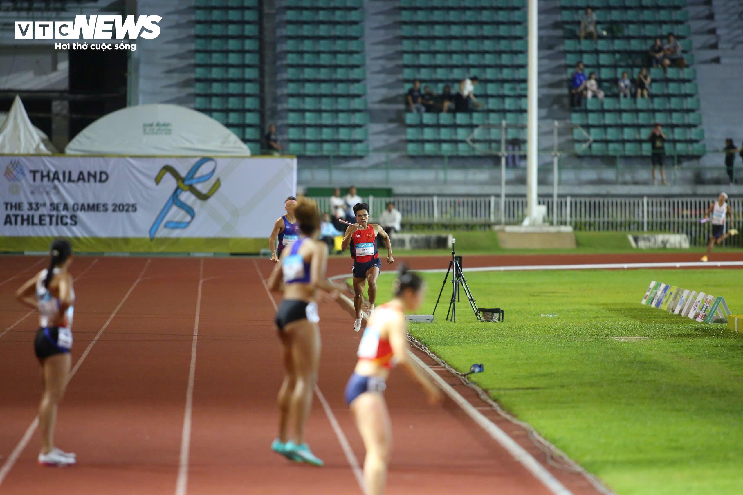 Lê Ngọc Phúc thi đấu đầy nỗ lực với sự cổ vũ của Nguyễn Thị Hằng - người nhận nhiệm vụ chạy cuối cùng. Nguyễn Thị Hằng rất tập trung trước khi nhận gậy tiếp sức từ Ngọc Phúc. Cô lập tức chuyển trạng thái nước rút ngay từ những mét đầu tiên để duy trì khoảng cách an toàn trước các vận động viên Philippines. Dù thua thiệt đối thủ về sải chân nhưng Nguyễn Thị Hằng lại có sự quyết tâm và bước chạy ở tốc độ rất cao. Ở những mét cuối cùng, đồng đội đã đứng sẵn để ăn mừng cùng Nguyễn Thị Hằng bởi khoảng cách với đối thủ đã quá an toàn. Nguyễn Thị Hằng vẫn luôn cho thấy phong độ đầy thuyết phục của mình. Trên khán đài, số lượng cổ động viên Việt Nam không nhiều nhưng vẫn đủ mang đến không khí náo nhiệt cho sân Supachalasai sau tấm huy chương vàng của điền kinh Việt Nam. Ánh mắt đầy tự hào của Lê Ngọc Tường khi anh tạo ra tiền đề quan trọng cho tấm huy chương vàng đồng đội. Điền kinh Việt Nam đánh dấu ngày thi đấu thành công khi có 2 tấm huy chương vàng. Thậm chí, thành tích 3 phút 15 giây 07 giúp điền kinh Việt Nam phá kỉ lục SEA Games ở nội dung 4x400m tiếp sức hỗn hợp. Kỉ lục cũ thuộc về đội Thái Lan với thành tích 3 phút 19 giây 29.