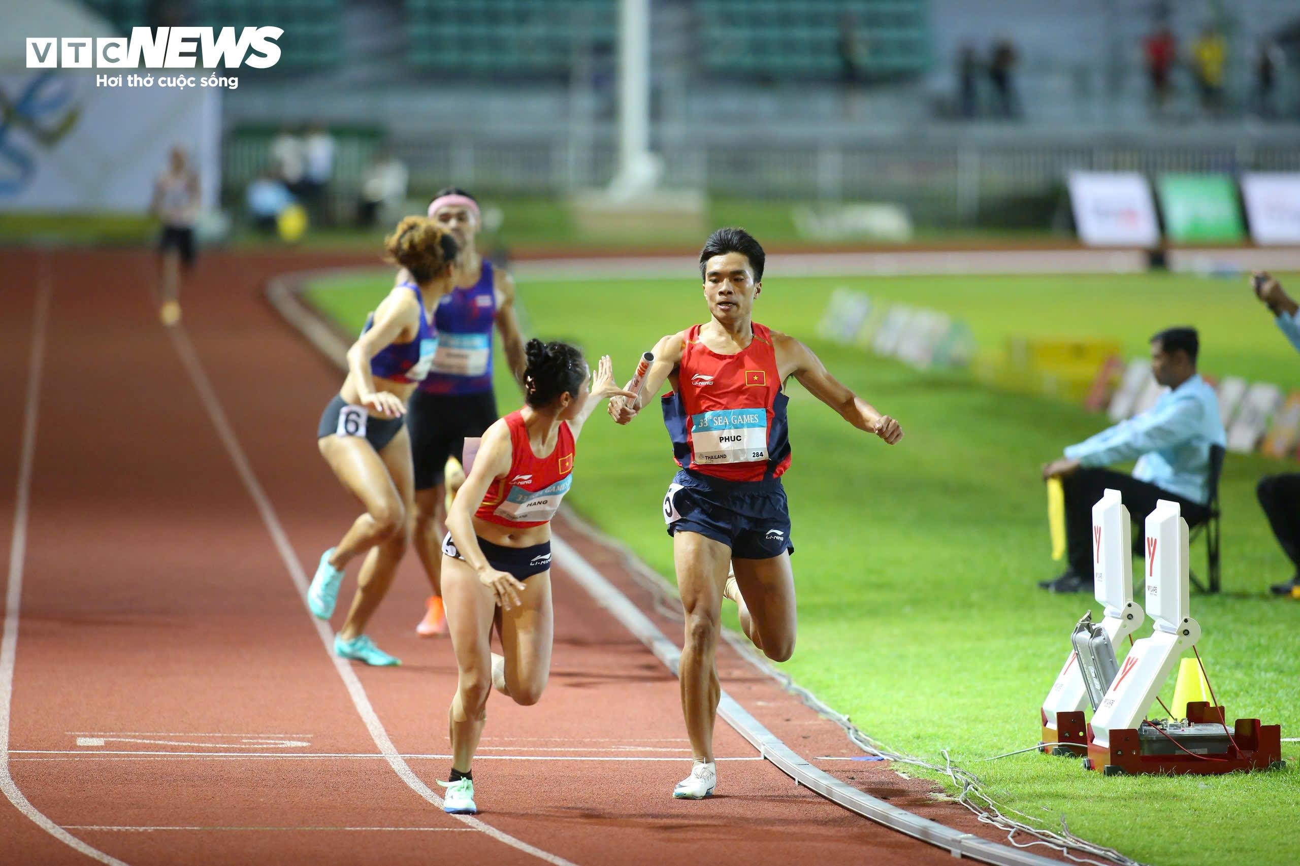 Nguyễn Thị Hằng rất tập trung trước khi nhận gậy tiếp sức từ Ngọc Phúc. Cô lập tức chuyển trạng thái nước rút ngay từ những mét đầu tiên để duy trì khoảng cách an toàn trước các vận động viên Philippines. Dù thua thiệt đối thủ về sải chân nhưng Nguyễn Thị Hằng lại có sự quyết tâm và bước chạy ở tốc độ rất cao. Ở những mét cuối cùng, đồng đội đã đứng sẵn để ăn mừng cùng Nguyễn Thị Hằng bởi khoảng cách với đối thủ đã quá an toàn. Nguyễn Thị Hằng vẫn luôn cho thấy phong độ đầy thuyết phục của mình. Trên khán đài, số lượng cổ động viên Việt Nam không nhiều nhưng vẫn đủ mang đến không khí náo nhiệt cho sân Supachalasai sau tấm huy chương vàng của điền kinh Việt Nam. Ánh mắt đầy tự hào của Lê Ngọc Tường khi anh tạo ra tiền đề quan trọng cho tấm huy chương vàng đồng đội. Điền kinh Việt Nam đánh dấu ngày thi đấu thành công khi có 2 tấm huy chương vàng. Thậm chí, thành tích 3 phút 15 giây 07 giúp điền kinh Việt Nam phá kỉ lục SEA Games ở nội dung 4x400m tiếp sức hỗn hợp. Kỉ lục cũ thuộc về đội Thái Lan với thành tích 3 phút 19 giây 29.