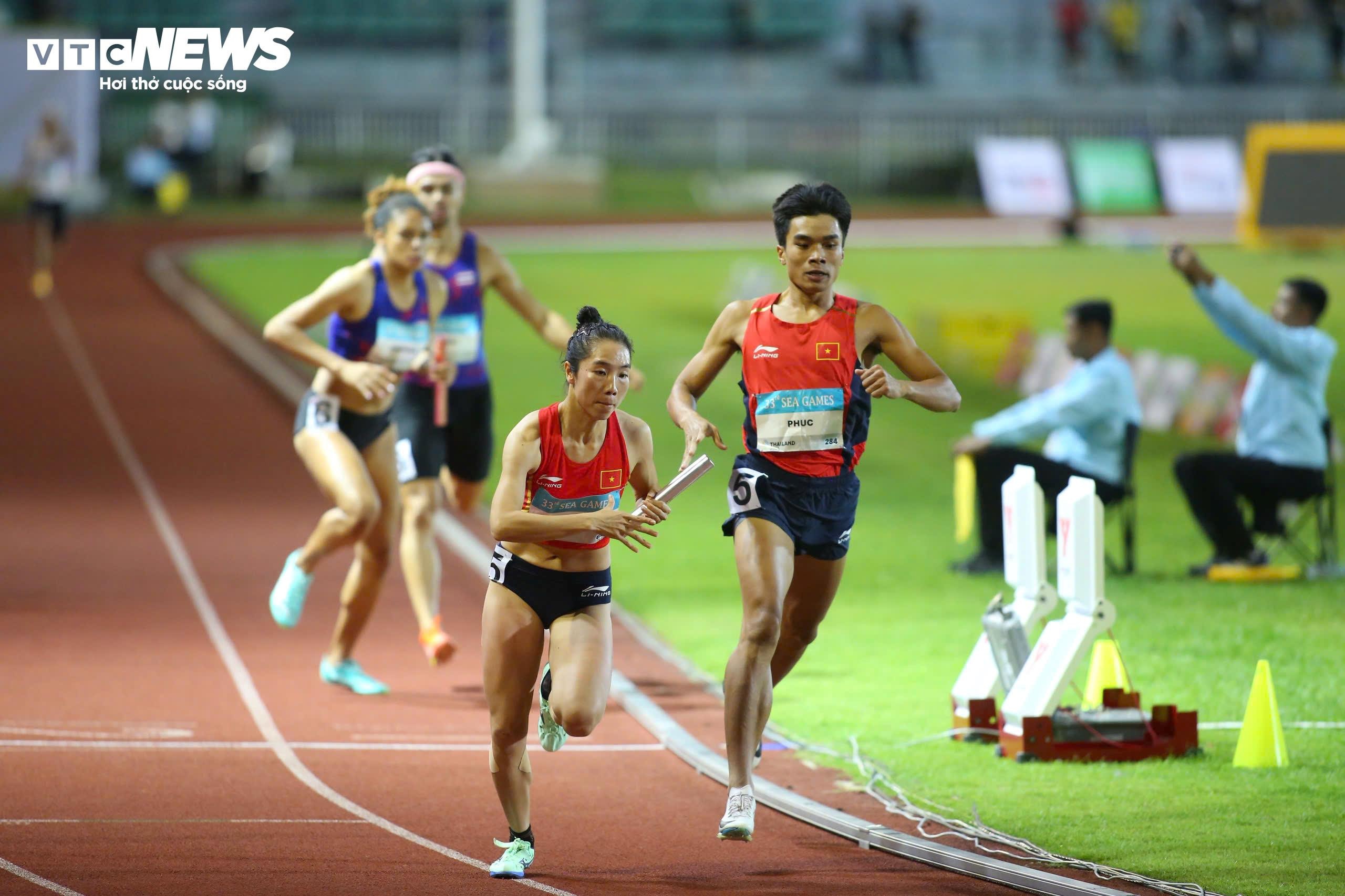 Cô lập tức chuyển trạng thái nước rút ngay từ những mét đầu tiên để duy trì khoảng cách an toàn trước các vận động viên Philippines. Dù thua thiệt đối thủ về sải chân nhưng Nguyễn Thị Hằng lại có sự quyết tâm và bước chạy ở tốc độ rất cao. Ở những mét cuối cùng, đồng đội đã đứng sẵn để ăn mừng cùng Nguyễn Thị Hằng bởi khoảng cách với đối thủ đã quá an toàn. Nguyễn Thị Hằng vẫn luôn cho thấy phong độ đầy thuyết phục của mình. Trên khán đài, số lượng cổ động viên Việt Nam không nhiều nhưng vẫn đủ mang đến không khí náo nhiệt cho sân Supachalasai sau tấm huy chương vàng của điền kinh Việt Nam. Ánh mắt đầy tự hào của Lê Ngọc Tường khi anh tạo ra tiền đề quan trọng cho tấm huy chương vàng đồng đội. Điền kinh Việt Nam đánh dấu ngày thi đấu thành công khi có 2 tấm huy chương vàng. Thậm chí, thành tích 3 phút 15 giây 07 giúp điền kinh Việt Nam phá kỉ lục SEA Games ở nội dung 4x400m tiếp sức hỗn hợp. Kỉ lục cũ thuộc về đội Thái Lan với thành tích 3 phút 19 giây 29.