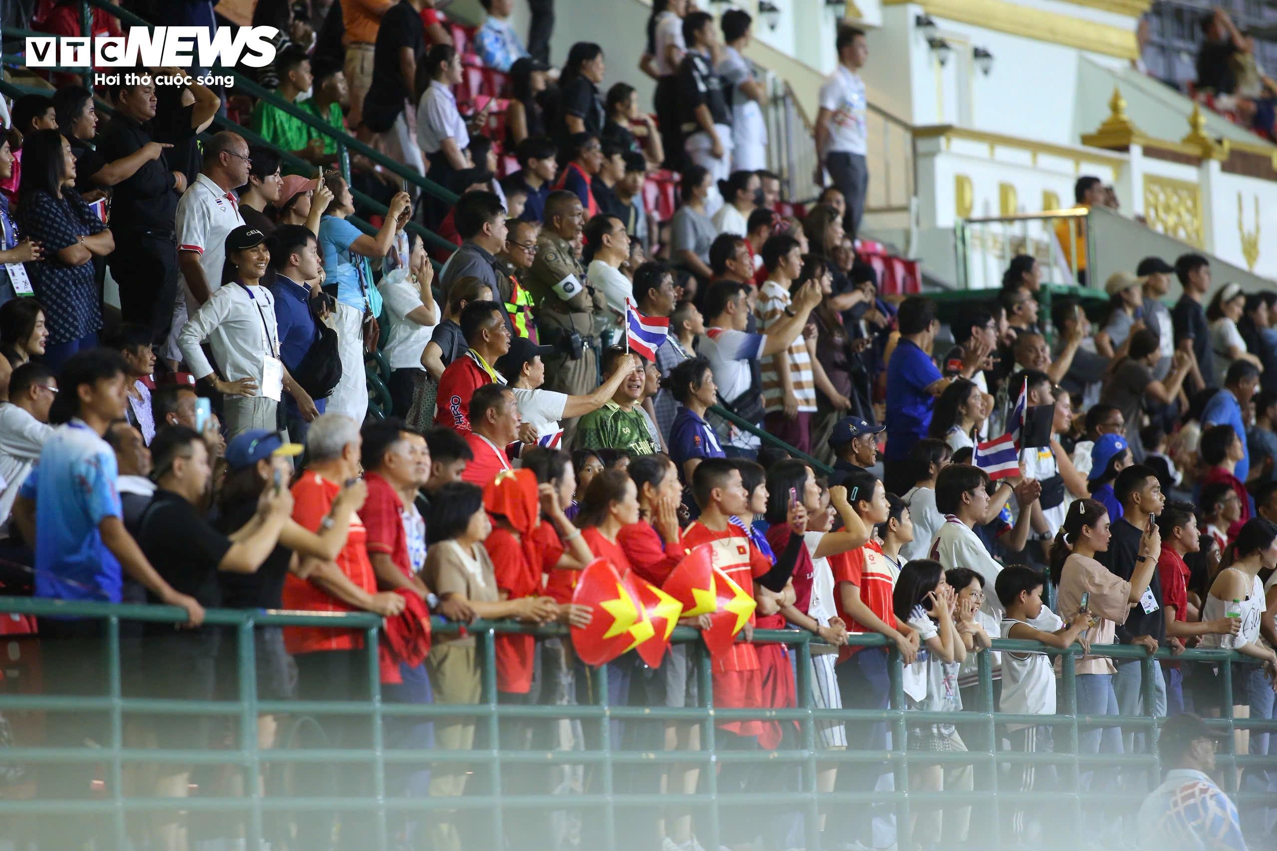Trên khán đài, số lượng cổ động viên Việt Nam không nhiều nhưng vẫn đủ mang đến không khí náo nhiệt cho sân Supachalasai sau tấm huy chương vàng của điền kinh Việt Nam. Ánh mắt đầy tự hào của Lê Ngọc Tường khi anh tạo ra tiền đề quan trọng cho tấm huy chương vàng đồng đội. Điền kinh Việt Nam đánh dấu ngày thi đấu thành công khi có 2 tấm huy chương vàng. Thậm chí, thành tích 3 phút 15 giây 07 giúp điền kinh Việt Nam phá kỉ lục SEA Games ở nội dung 4x400m tiếp sức hỗn hợp. Kỉ lục cũ thuộc về đội Thái Lan với thành tích 3 phút 19 giây 29.
