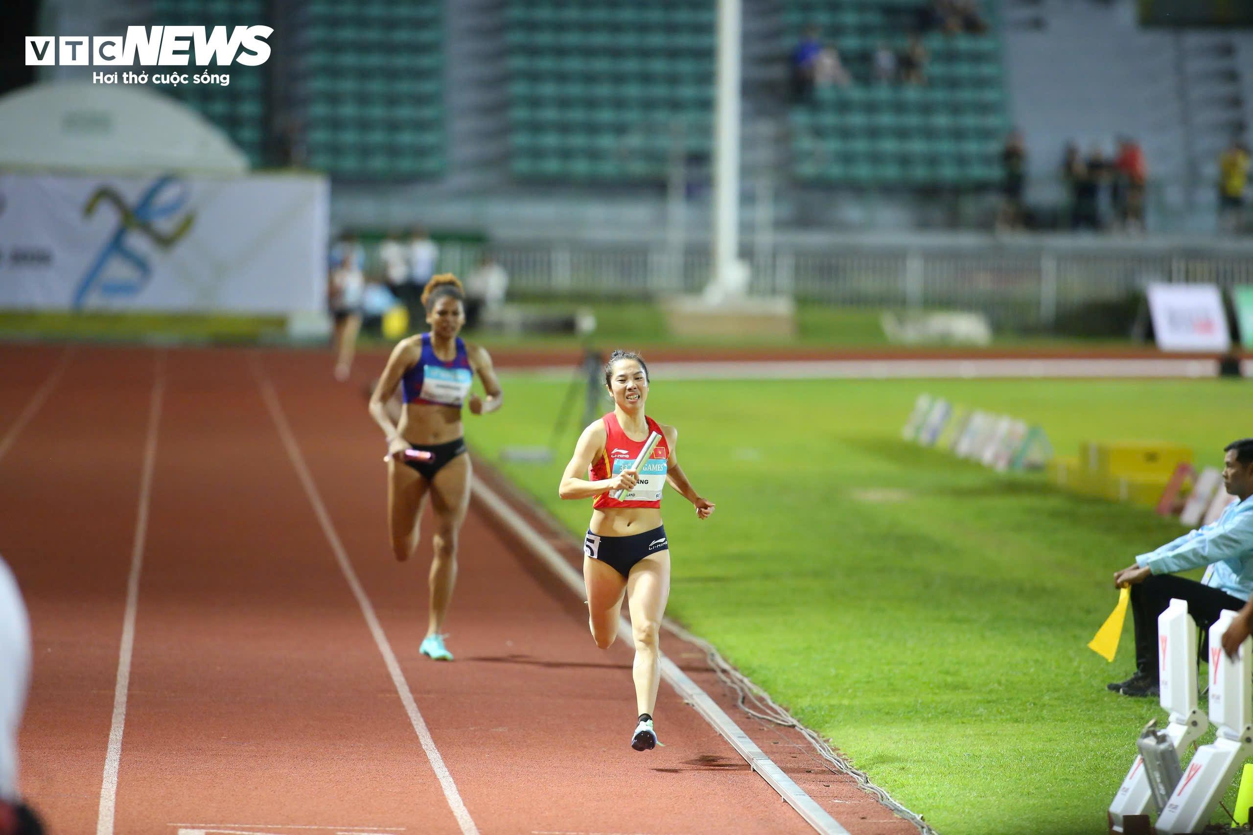 Dù thua thiệt đối thủ về sải chân nhưng Nguyễn Thị Hằng lại có sự quyết tâm và bước chạy ở tốc độ rất cao. Ở những mét cuối cùng, đồng đội đã đứng sẵn để ăn mừng cùng Nguyễn Thị Hằng bởi khoảng cách với đối thủ đã quá an toàn. Nguyễn Thị Hằng vẫn luôn cho thấy phong độ đầy thuyết phục của mình. Trên khán đài, số lượng cổ động viên Việt Nam không nhiều nhưng vẫn đủ mang đến không khí náo nhiệt cho sân Supachalasai sau tấm huy chương vàng của điền kinh Việt Nam. Ánh mắt đầy tự hào của Lê Ngọc Tường khi anh tạo ra tiền đề quan trọng cho tấm huy chương vàng đồng đội. Điền kinh Việt Nam đánh dấu ngày thi đấu thành công khi có 2 tấm huy chương vàng. Thậm chí, thành tích 3 phút 15 giây 07 giúp điền kinh Việt Nam phá kỉ lục SEA Games ở nội dung 4x400m tiếp sức hỗn hợp. Kỉ lục cũ thuộc về đội Thái Lan với thành tích 3 phút 19 giây 29.