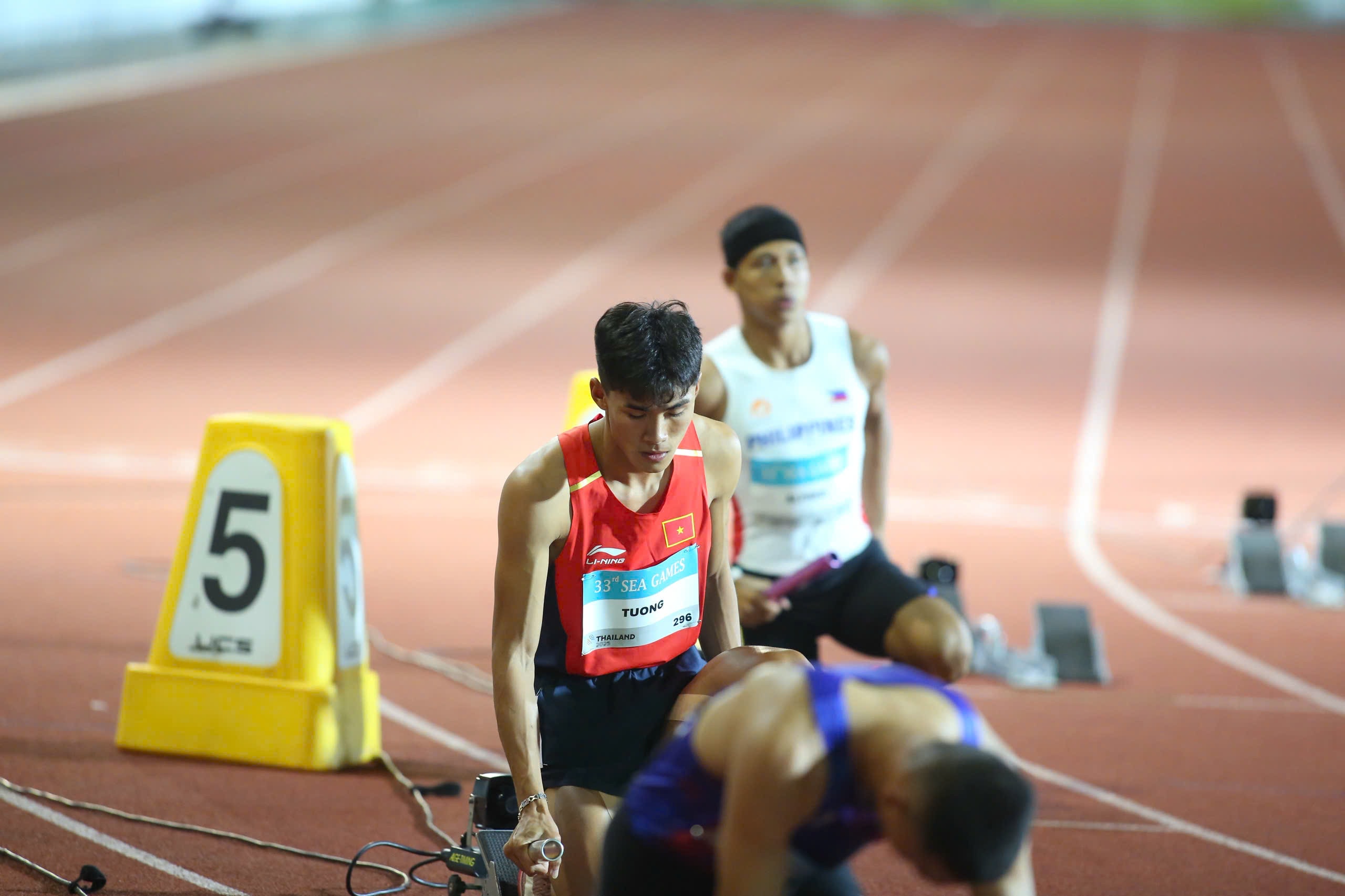 Nội dung 4x400m tiếp sức hỗn hợp diễn ra tối 13/12 có sự tham dự của Tạ Ngọc Tường, Nguyễn Thị Ngọc, Lê Ngọc Phúc và Nguyễn Thị Hằng. Ngọc Tường là vận động viên xuất phát đầu tiên và tạo ra bước chạy khởi đầu hoàn hảo. Sau bước chạy của Ngọc Tường, Nguyễn Thị Ngọc vẫn giữ vững nhịp chạy chắc chắn và ổn định trước các đối thủ có sải chân vượt trội. Lê Ngọc Phúc thi đấu đầy nỗ lực với sự cổ vũ của Nguyễn Thị Hằng - người nhận nhiệm vụ chạy cuối cùng. Nguyễn Thị Hằng rất tập trung trước khi nhận gậy tiếp sức từ Ngọc Phúc. Cô lập tức chuyển trạng thái nước rút ngay từ những mét đầu tiên để duy trì khoảng cách an toàn trước các vận động viên Philippines. Dù thua thiệt đối thủ về sải chân nhưng Nguyễn Thị Hằng lại có sự quyết tâm và bước chạy ở tốc độ rất cao. Ở những mét cuối cùng, đồng đội đã đứng sẵn để ăn mừng cùng Nguyễn Thị Hằng bởi khoảng cách với đối thủ đã quá an toàn. Nguyễn Thị Hằng vẫn luôn cho thấy phong độ đầy thuyết phục của mình. Trên khán đài, số lượng cổ động viên Việt Nam không nhiều nhưng vẫn đủ mang đến không khí náo nhiệt cho sân Supachalasai sau tấm huy chương vàng của điền kinh Việt Nam. Ánh mắt đầy tự hào của Lê Ngọc Tường khi anh tạo ra tiền đề quan trọng cho tấm huy chương vàng đồng đội. Điền kinh Việt Nam đánh dấu ngày thi đấu thành công khi có 2 tấm huy chương vàng. Thậm chí, thành tích 3 phút 15 giây 07 giúp điền kinh Việt Nam phá kỉ lục SEA Games ở nội dung 4x400m tiếp sức hỗn hợp. Kỉ lục cũ thuộc về đội Thái Lan với thành tích 3 phút 19 giây 29.