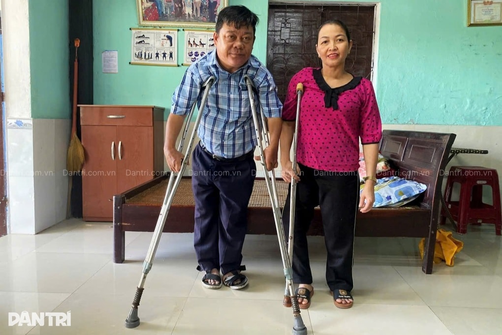 Vợ chồng khuyết tật nặng cầm cố nhà cửa để 2 con có cơ hội đi học - 1 Vợ chồng khuyết tật nặng cầm cố nhà cửa để 2 con có cơ hội đi học - 1