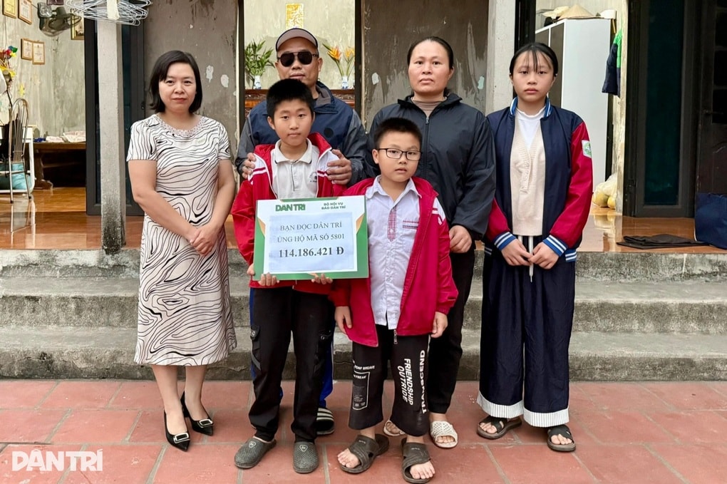 Được bạn đọc giúp đỡ, người bố mù để dành tiền tiết kiệm cho các con - 1 Được bạn đọc giúp đỡ, người bố mù để dành tiền tiết kiệm cho các con - 1