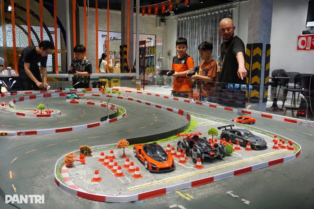 TPHCM: Khách đua xe mô hình, lái máy xúc khi uống cà phê gây sốt - 4 TPHCM: Khách đua xe mô hình, lái máy xúc khi uống cà phê gây sốt - 4