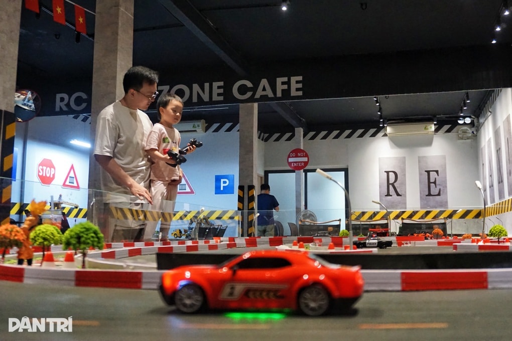 TPHCM: Khách đua xe mô hình, lái máy xúc khi uống cà phê gây sốt - 5 TPHCM: Khách đua xe mô hình, lái máy xúc khi uống cà phê gây sốt - 5