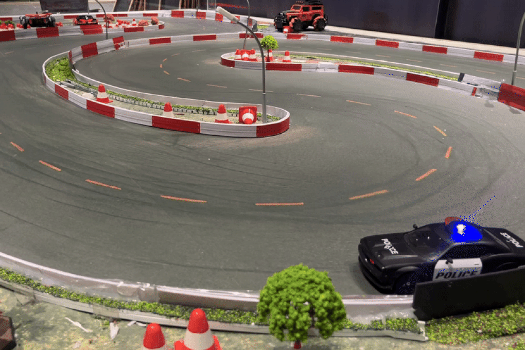 TPHCM: Khách đua xe mô hình, lái máy xúc khi uống cà phê gây sốt - 2 TPHCM: Khách đua xe mô hình, lái máy xúc khi uống cà phê gây sốt - 2