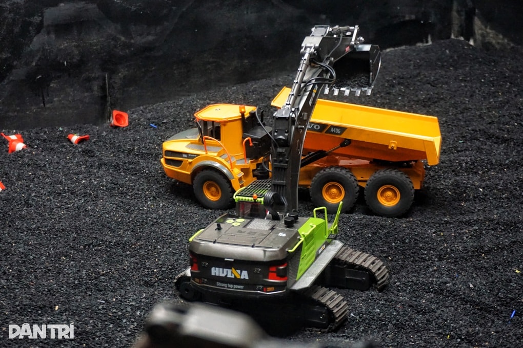 TPHCM: Khách đua xe mô hình, lái máy xúc khi uống cà phê gây sốt - 6 TPHCM: Khách đua xe mô hình, lái máy xúc khi uống cà phê gây sốt - 6