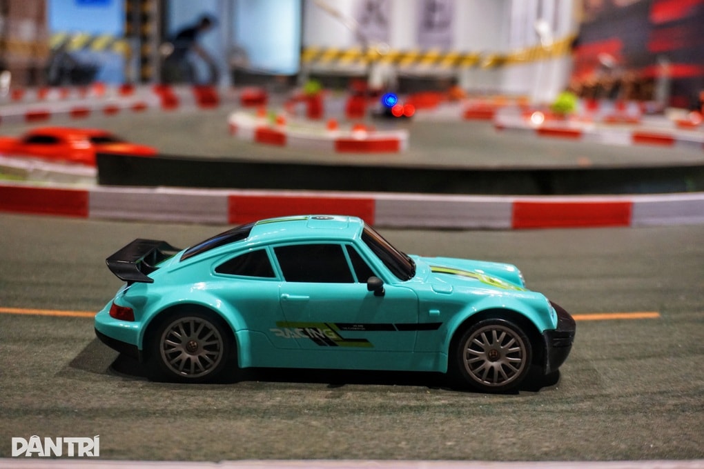 TPHCM: Khách đua xe mô hình, lái máy xúc khi uống cà phê gây sốt - 3 TPHCM: Khách đua xe mô hình, lái máy xúc khi uống cà phê gây sốt - 3