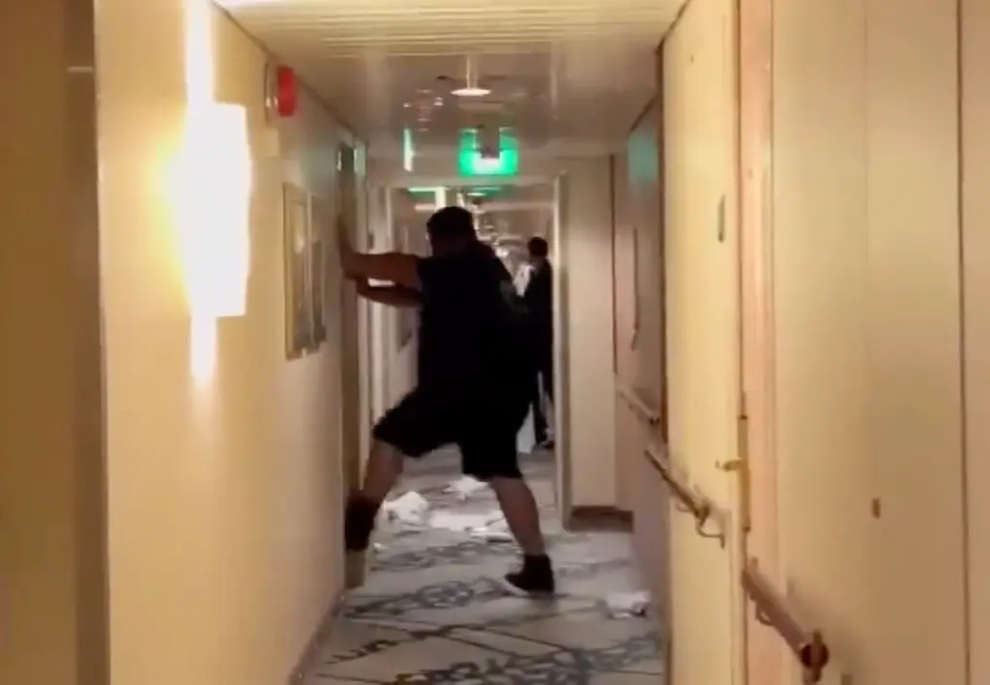 Khách uống ít nhất 33 ly rượu và chết trên du thuyền, thi thể đặt ở tủ lạnh - 2 Khách uống ít nhất 33 ly rượu và chết trên du thuyền, thi thể đặt ở tủ lạnh - 2