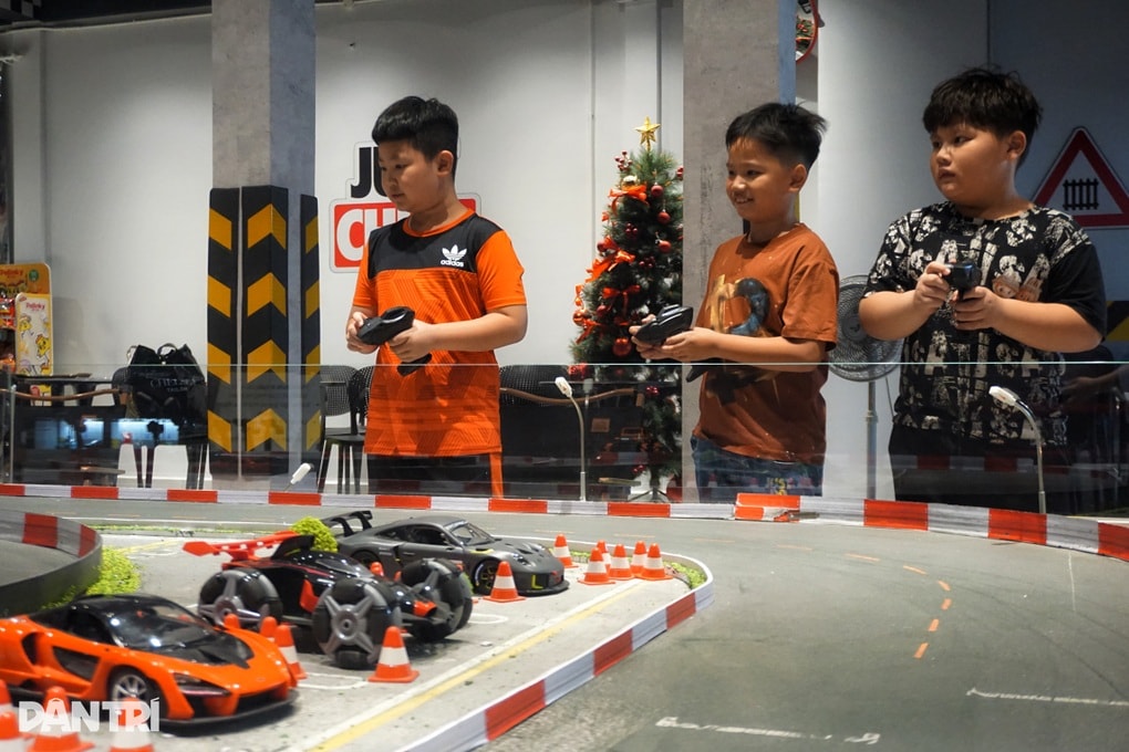 TPHCM: Khách đua xe mô hình, lái máy xúc khi uống cà phê gây sốt - 1 TPHCM: Khách đua xe mô hình, lái máy xúc khi uống cà phê gây sốt - 1