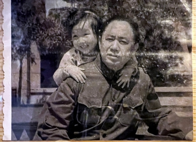 Lu Yuan và bố đầu những năm 1980. Ảnh: Sixthtone
