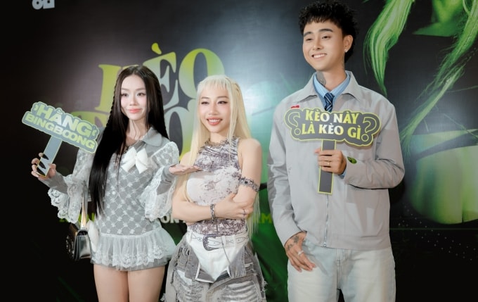 Vợ chồng Đạt G chúc mừng Hằng BingBoong (giữa) trở lại với âm nhạc. Ảnh: Êkíp nhân vật cung cấp