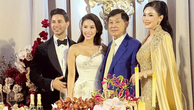 Tiên Nguyễn diện váy của Sabina Bilenko tại phần đãi tiệc quan khách bên chồng và bố mẹ cô - doanh nhân Johnathan Hạnh Nguyễn và Thủy Tiên (phải). Ảnh: Nhân vật cung cấp