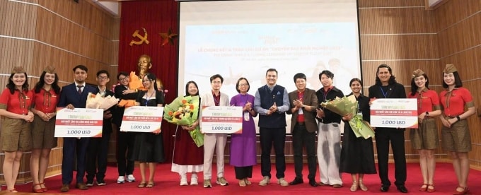 Bốn đội thắng chung cuộc nhận mỗi đội 1.000 USD. Ảnh: Tài Nguyễn