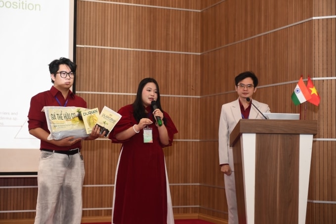 Một đội thi trình bày lại ý tưởng sáng tạo với ban tổ chức. Ảnh: Tài Nguyễn