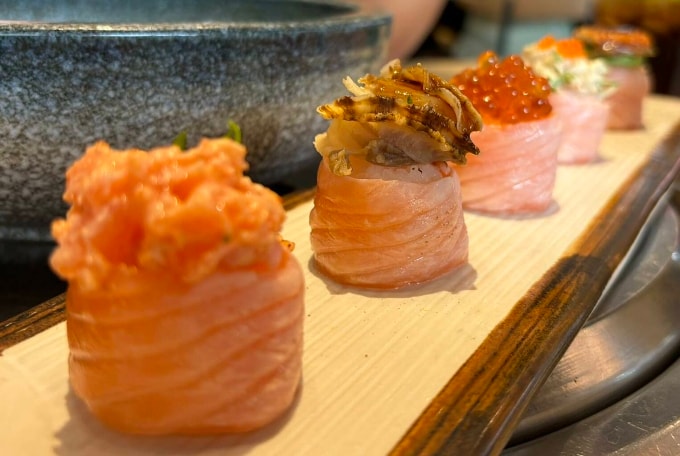 Cá hồi giàu axit béo omega-3 giúp giảm viêm. Ảnh: Anh Chi