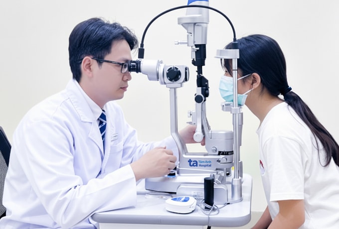 Bác sĩ Huy khám mắt cho bé Thảo. Ảnh: Bệnh viện Đa khoa Tâm Anh