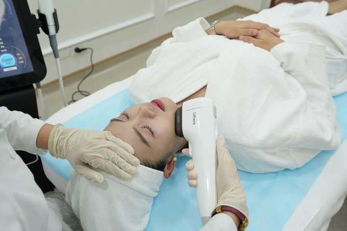 Bác sĩ dùng công nghệ HIFU trẻ hóa da cho một phụ nữ. Ảnh minh họa: Bệnh viện Đa khoa Tâm Anh