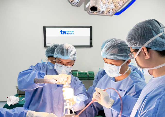 Bác sĩ Thành (trái) thay khớp háng nhân tạo cho người bệnh. Ảnh minh họa: Bệnh viện Đa khoa Tâm Anh